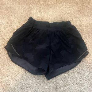lululemon black camo hotty hot low rise 4 in